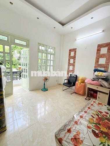 Nhà mặt tiền kinh doanh, đường rộng lề 4m