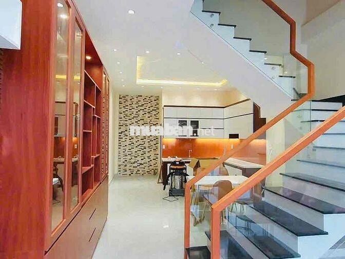 Cho thuê nhà có nội thất 3 tầng (4,2m x 19m) hẻm 8m thông