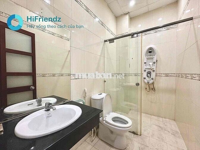 PHÒNG CÓ BAN CÔNG RỘNG FULL NỘI THẤT TÁCH BẾP THUẬN TIỆN VÀO TRUNG TÂM