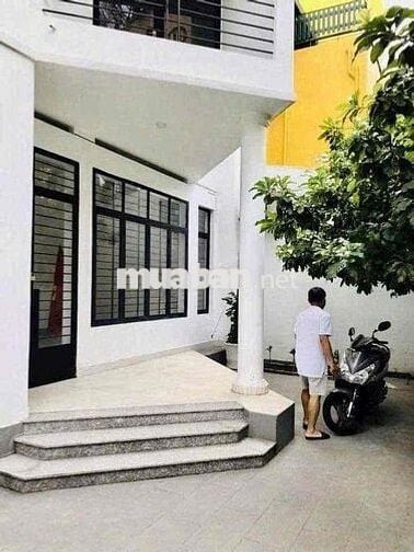 NGUYÊN CĂN QUẬN 10 - CÓ SÂN ( NGANG 10 M - 6PHÒNG )