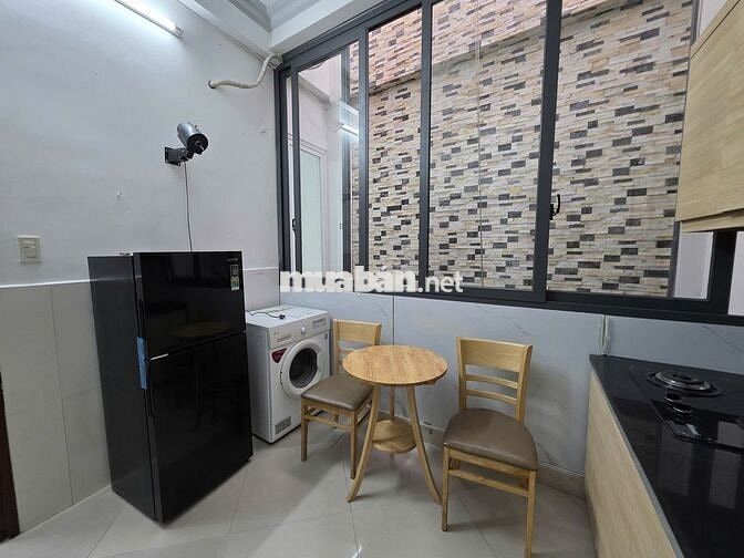 Cho thuê phòng ban công - có nội thất - Quận 10