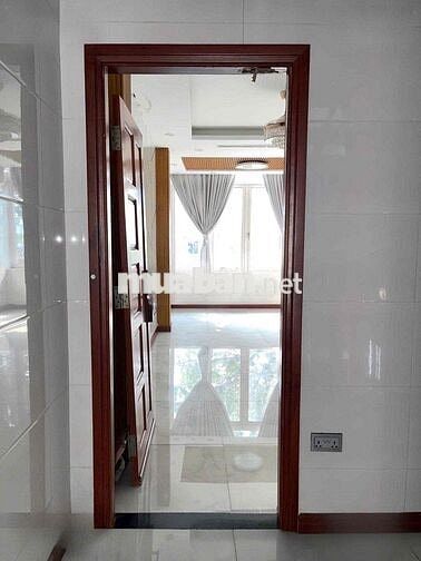 CHO THUÊ NHÀ MẶT TIỀN(6,3x10)5 LẦU,CÓ THANG MÁY,NGÔ GIA TỰ,QUẬN 10