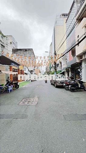 - ĐỐI DIỆN CHI CỤC THUẾ Q4 - KHU HÀNH CHÍNH CẤP CAO  - XE HƠI ĐẬU KẾ B