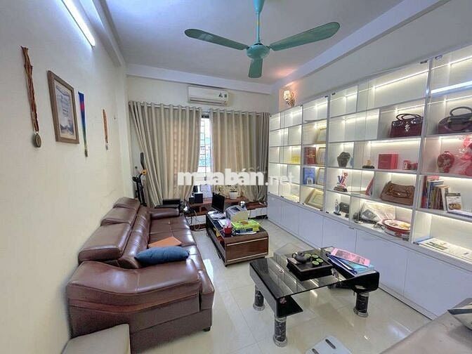 NHÀ ĐẸP 41M² – FULL NỘI THẤT GỖ VIP – Ô TÔ ĐỖ CỬA – NGÕ THÔNG – GẦN HỒ