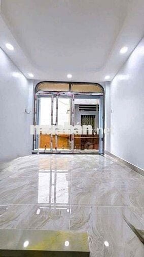 - ĐỐI DIỆN CHI CỤC THUẾ Q4 - KHU HÀNH CHÍNH CẤP CAO  - XE HƠI ĐẬU KẾ B