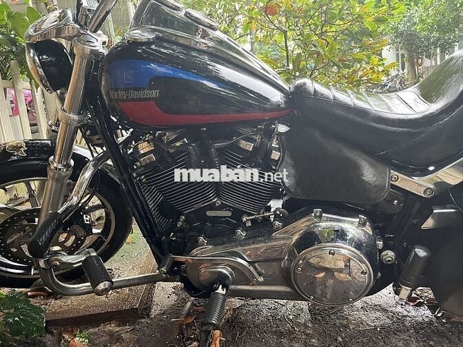 Đi nhanh xe mô tô Harley Davidsion Lowrider 2018