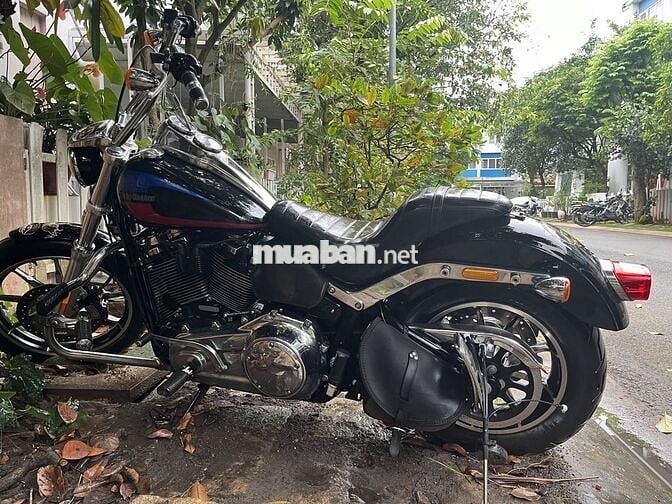 Đi nhanh xe mô tô Harley Davidsion Lowrider 2018