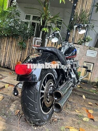 Đi nhanh xe mô tô Harley Davidsion Lowrider 2018