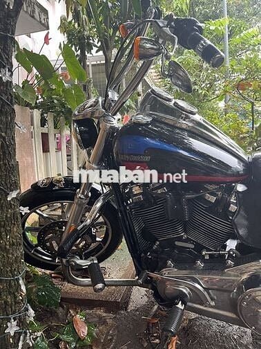 Đi nhanh xe mô tô Harley Davidsion Lowrider 2018