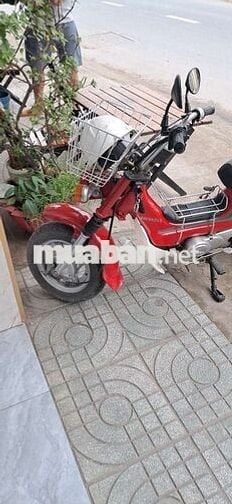 Xe gia đình đang đi ,đèn còi đày đů