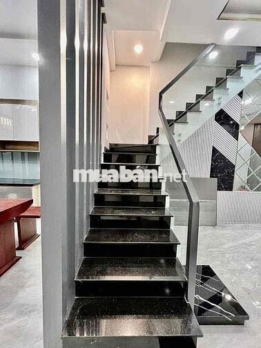 Nhà Mới Sạch Sẻ DT 180m2 1Trệt 2Lầu 3Pn 2Wc Sân Thượng Hẻm Xe Tải