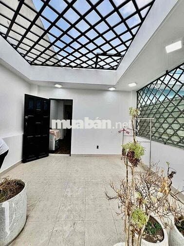 Nhà Mới Sạch Sẻ DT 180m2 1Trệt 2Lầu 3Pn 2Wc Sân Thượng Hẻm Xe Tải