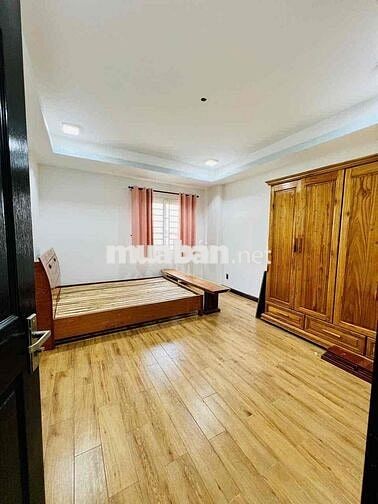 Nhà Mới Sạch Sẻ DT 180m2 1Trệt 2Lầu 3Pn 2Wc Sân Thượng Hẻm Xe Tải