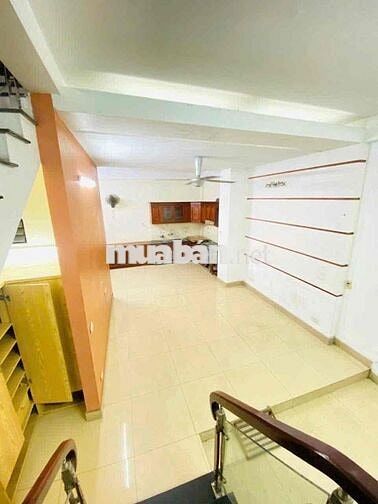 cho thuê nhà nguyên căn tại Giải Phóng, ô tô đỗ, gần đại học , bx