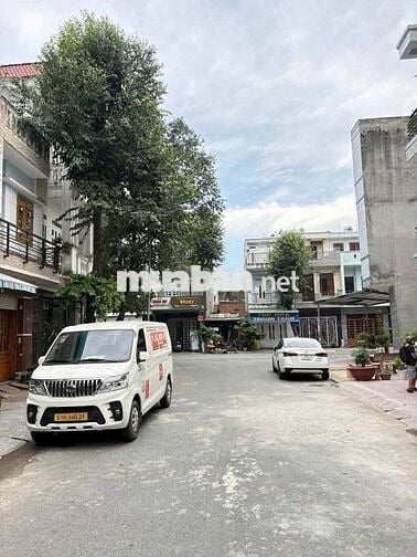 cho thuê nhà gần ngã tư 550  gồm 5 phòng ngủ