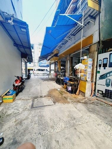 3PN, 3WC. Hẻm xe hơi Bà Hạt - Nguyễn Kim, Q10. DT: 3.8x10m, 2 lầu ST