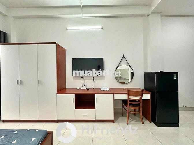 TRỐNG PHÒNG BAN CÔNG - HẺM XE HƠI - NHÀ XE RỘNG NGAY KHU BỜ KÈ Q3