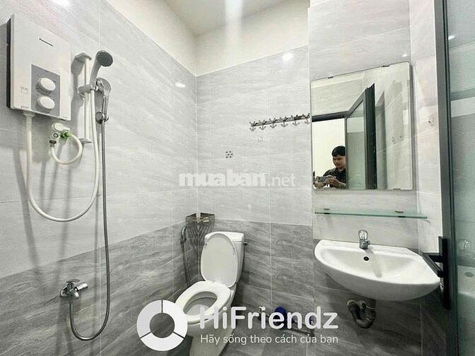 TRỐNG PHÒNG BAN CÔNG - HẺM XE HƠI - NHÀ XE RỘNG NGAY KHU BỜ KÈ Q3