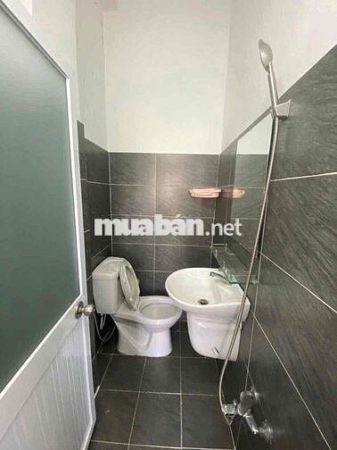 Cho thuê phòng giá rẻ có cửa sổ trời đầy đủ nội thất ngay Emart PVT