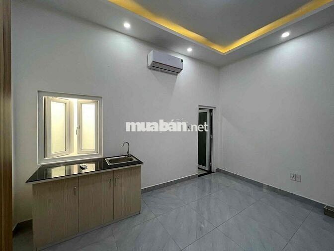 Cho thuê phòng giá rẻ có cửa sổ trời đầy đủ nội thất ngay Emart PVT