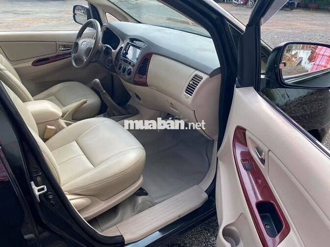 Toyota Innova 2006 số sàn màu đen