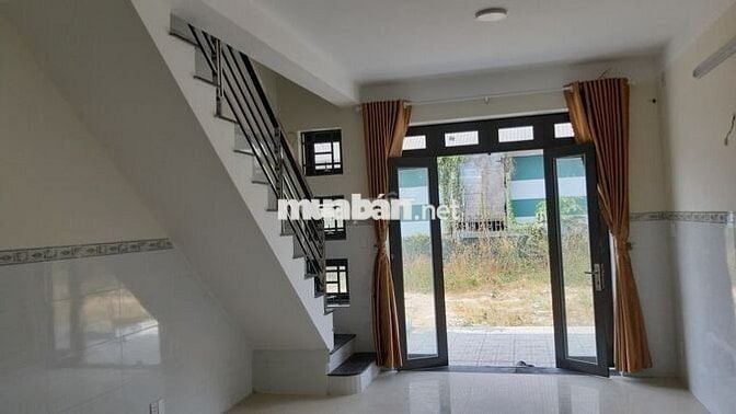 NHÀ 02 PHÒNG NGỦ,02 NHÀ TẮM,NHÀ ĐẬU XE Ô TÔ