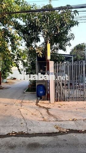 NHÀ 02 PHÒNG NGỦ,02 NHÀ TẮM,NHÀ ĐẬU XE Ô TÔ