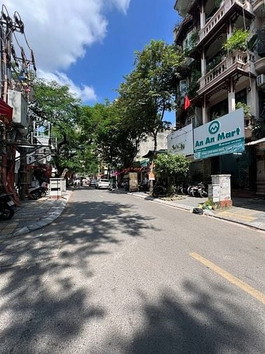 HIẾM - HOÀNG QUỐC VIỆT - NGUYỄN VĂN HUYÊN- 70M - 5 TẦNG - MT 5M 