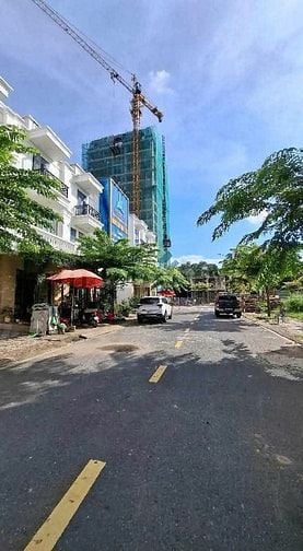 Cho thuê nhà phố 1 trệt 2 lau bình dương 