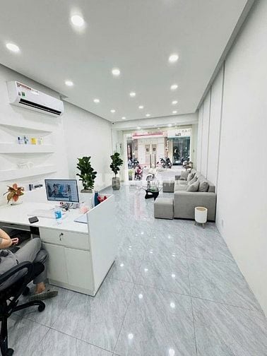 Gia đình cho thuê nhà 3 tầng - mặt tiền Nguyễn Thượng Hiền, Quận 3