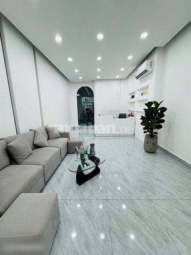 Gia đình cho thuê nhà 3 tầng - mặt tiền Nguyễn Thượng Hiền, Quận 3