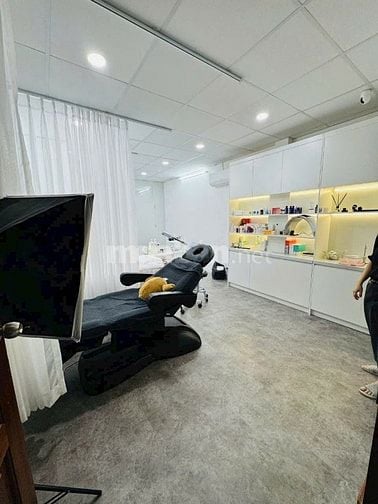 Gia đình cho thuê nhà 3 tầng - mặt tiền Nguyễn Thượng Hiền, Quận 3