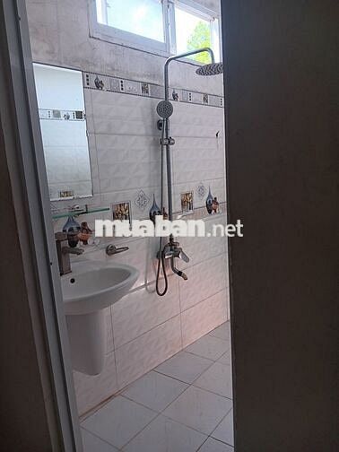 Nhà nguyên căn còn trống 1 phòng, gần ĐHLuật, Giga. Điện nước giá NN