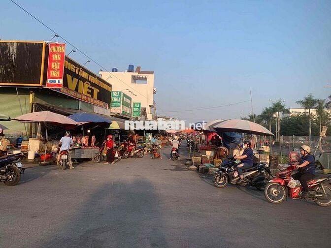 Bán nền đất 100m2 ngay chợ Long Hậu, sổ riêng, xây tự dựng tự do.