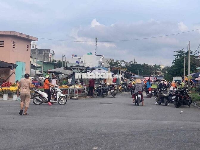 Bán nền đất 100m2 ngay chợ Long Hậu, sổ riêng, xây tự dựng tự do.