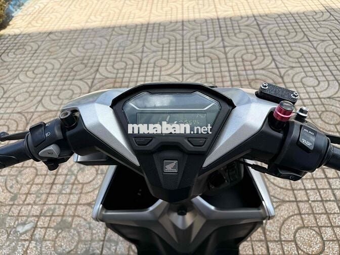 Vario 150 2020 nhập indo màu bạc tem đỏ.