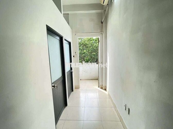 2 PHÒNG NGỦ GIÁ RẺ NỘI THẤT CƠ BẢN BAN CÔNG RIÊNG THOÁNG MÁT