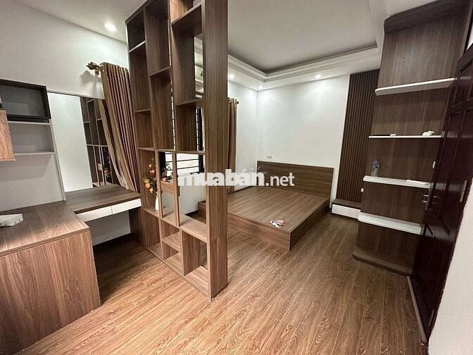 Phố Trạm - Nhà 5 tầng - 3 Ngủ - O tô đỗ cửa - 10.5tr