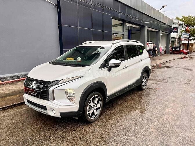 Mitsubishi Xpander Cross lướt.