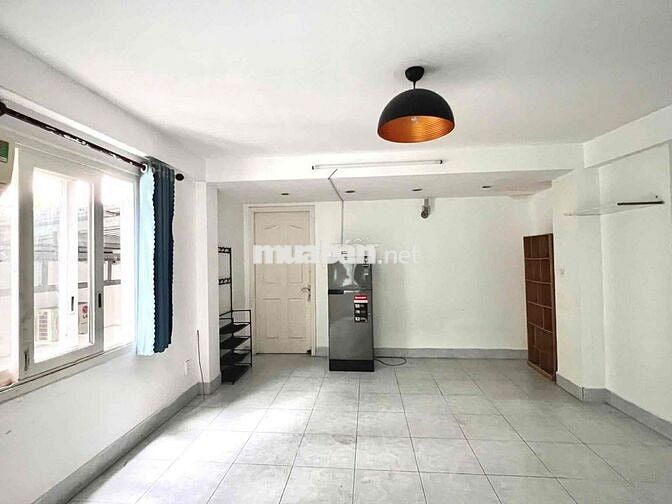 STUDIO 2 CỬA SỔ TRỜI KẾ ĐẠI HỌC VĂN HIẾN