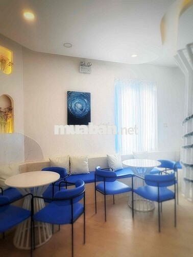 Sang nhượng quán cà phê trung tâm phố Hàn