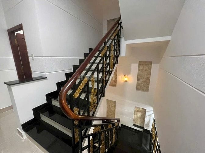 Bán nhà 95,5m2  , mặt đường ô tô , 3 tầng , 4 phòng ngủ , sân ô tô 