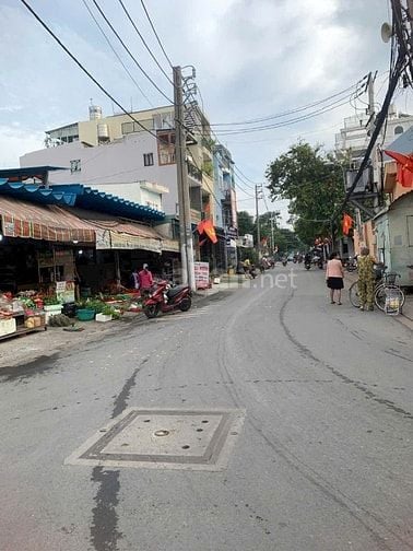 Bán nhà 95,5m2  , mặt đường ô tô , 3 tầng , 4 phòng ngủ , sân ô tô 