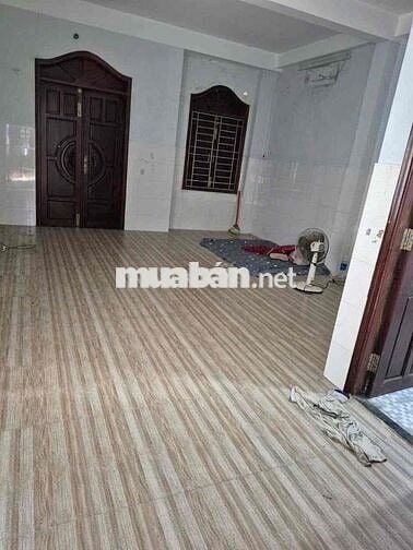 Cho thuê 5 x20-1 trệt -2 lầu-4 phong-dg xe hoi-gần chợ Đầu mối