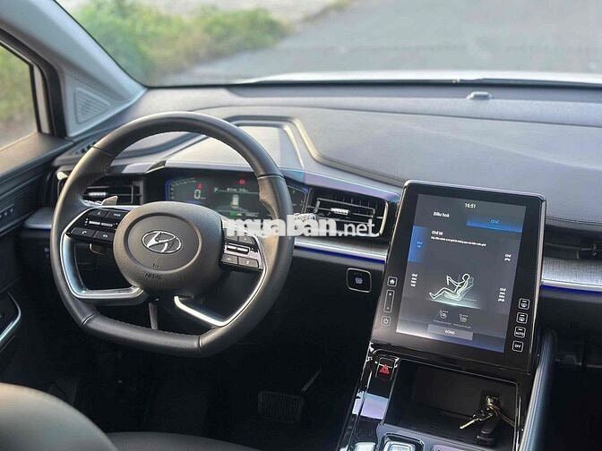 Hyundai Custin cao cấp 2024