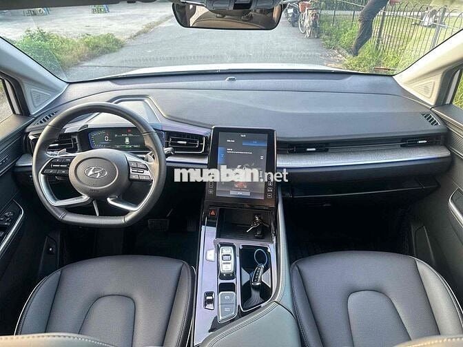 Hyundai Custin cao cấp 2024