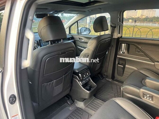 Hyundai Custin cao cấp 2024