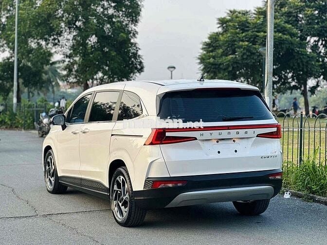 Hyundai Custin cao cấp 2024