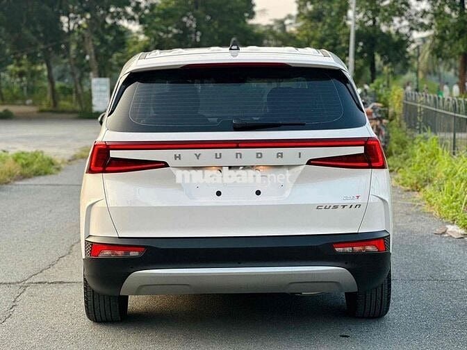 Hyundai Custin cao cấp 2024