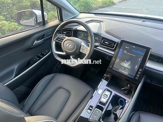 Hyundai Custin cao cấp 2024